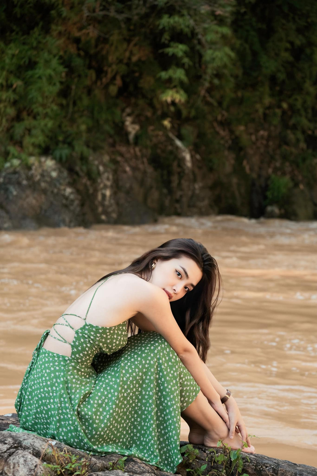 Danh tính của người đẹp này cũng nhanh chóng được dân mạng tìm ra, đó là Nguyễn Minh Hoàng Kim - cô gái từng gây chú ý khi vào vai nữ y tá trong MV "Vụn vỡ" của nam ca sĩ Hồ Quang Hiếu.