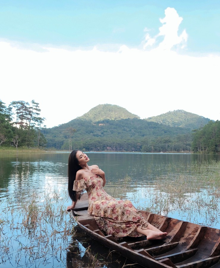 Hoàng Kim cũng đắt show làm mẫu ảnh, chụp hình quảng cáo. Trước đó, người đẹp từng góp mặt trong nhiều đấu trường nhan sắc như Hoa hậu Thế giới Việt Nam (Miss World Vietnam), top 10 Hoa khôi Nam Bộ, giải 3 duyên dáng áo dài năm 2020,...