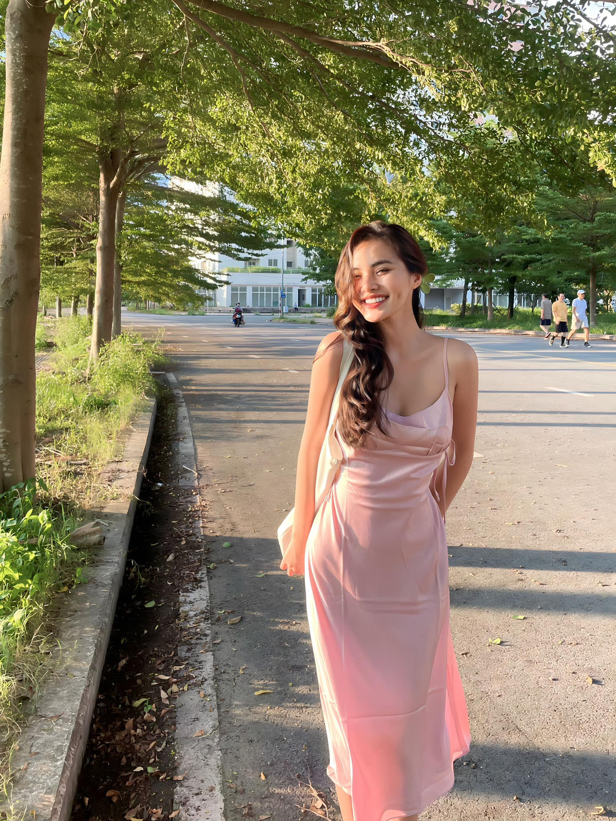 Đời thường, Hoàng Kim chuộng những item đơn giản, dễ phối và dễ diện trong nhiều hoàn cảnh khác nhau. Song, hầu hết những trang phục được Hoàng Kim lựa chọn đều là những kiểu dáng giúp tôn lợi thế hình thể, khoe được nét đẹp dịu dàng, ngọt ngào, đôi lúc cô cũng có sự thay đổi để trông trẻ trung, cá tính hơn.