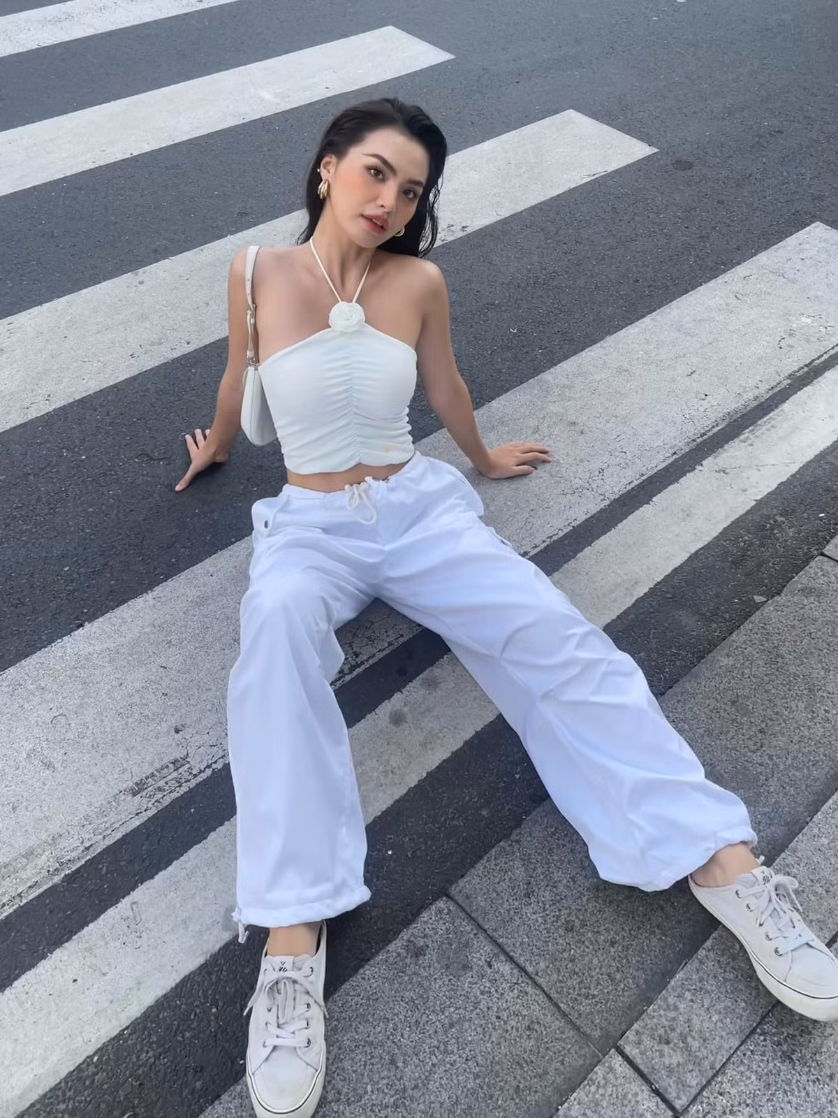 Cô gái sinh năm 2002 này sở hữu chiều cao chiều cao 1,69m, số đo ba vòng 81-65-90 (cm). Làn da trắng cùng gương mặt xinh đẹp, tươi tắn giúp cô ghi điểm trong mắt người nhìn.