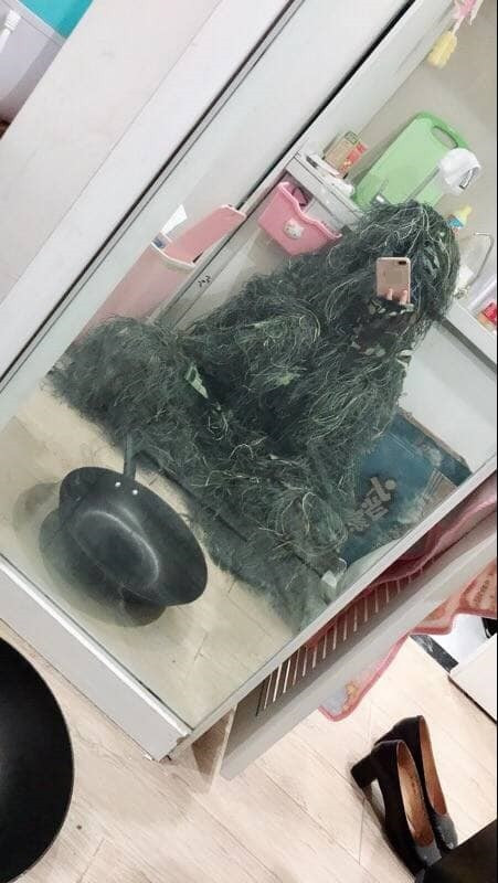 Dễ dàng nhận thấy những tấm ảnh cô bạn tên Linh Linh đăng tải đều chụp lại cậu em đang diện bộ đồ lá cây chuyên để ngụy trang khi chơi nhằm ... tăng cảm giác trải nghiệm game.