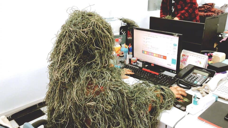 Mọi chuyện sẽ chẳng có gì đáng nói nếu bộ đồ kia không quá dọa người. Thực tế, chỉ cần nhìn qua ảnh thôi, không ít cư dân mạng đã phải giật mình thon thót khi chàng trai nghiện game mặc nguyên bộ đồ cỏ ra đường.