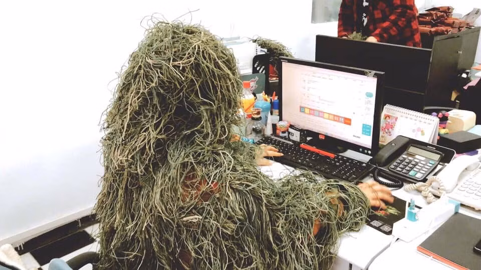 Mọi chuyện sẽ chẳng có gì đáng nói nếu bộ đồ kia không quá dọa người. Thực tế, chỉ cần nhìn qua ảnh thôi, không ít cư dân mạng đã phải giật mình thon thót khi chàng trai nghiện game mặc nguyên bộ đồ cỏ ra đường.