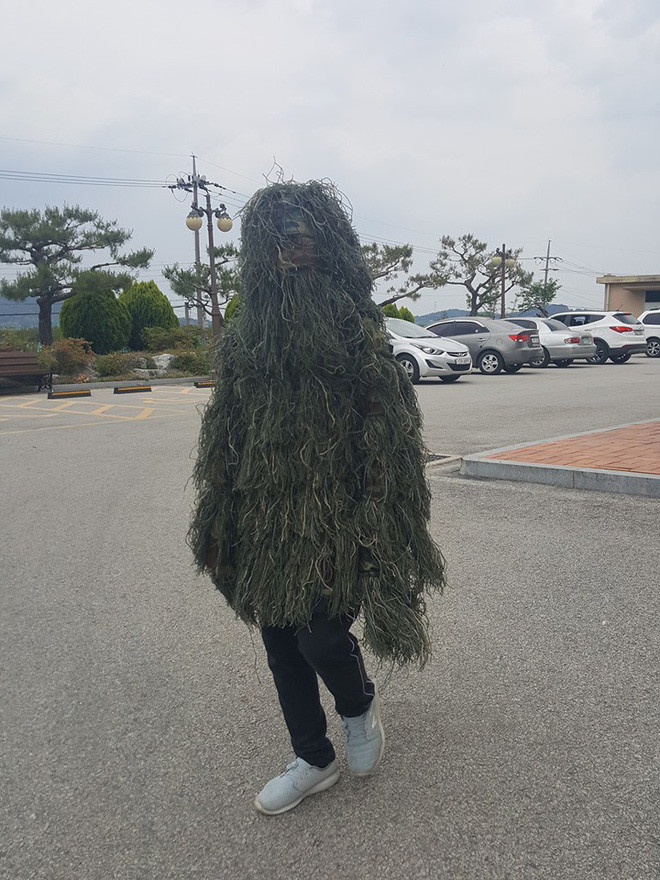 Tưởng tượng, khối người sẽ phải giật mình vì chàng trai diện bộ đồ xuất hiện trong bóng đêm.