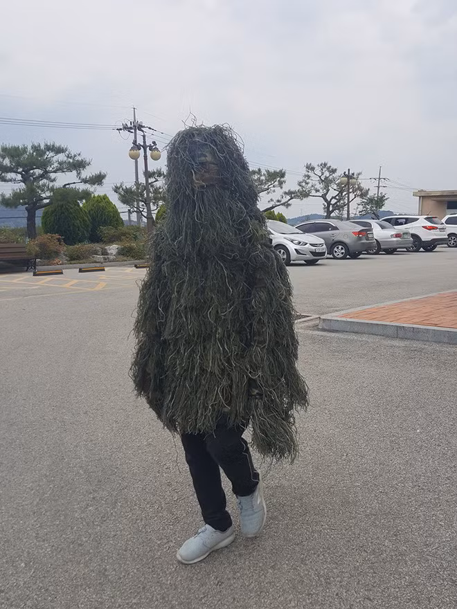 Tưởng tượng, khối người sẽ phải giật mình vì chàng trai diện bộ đồ xuất hiện trong bóng đêm.