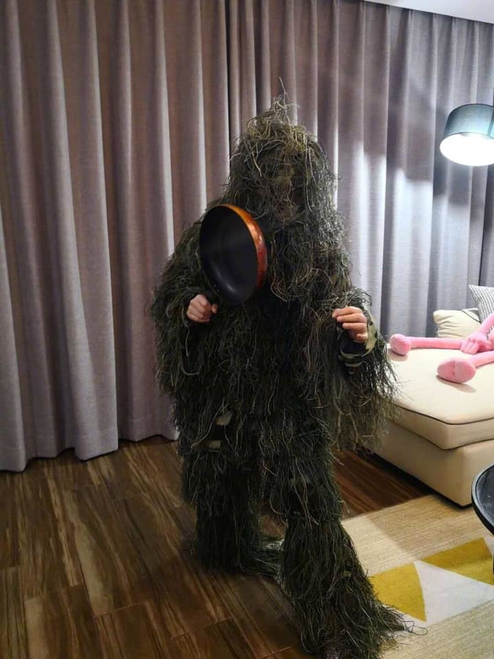 Cụ thể, nickname Linh Linh bình luận: "Thằng em họ mình bị nghiện ăn gà (chơi game bắn súng online) rồi. Nó còn ra ngoài mua hẳn bộ đồ chuyên để đi ăn gà, nghe đâu là tăng cảm giác trải nghiệm game".