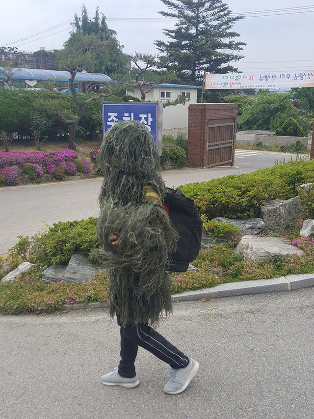 Trước đó, ở Hàn Quốc cũng có một chàng trai cũng chỉ vì quá nghiện game nhập vai bắn súng mà diện nguyên bộ đồ lá cây ra đường.