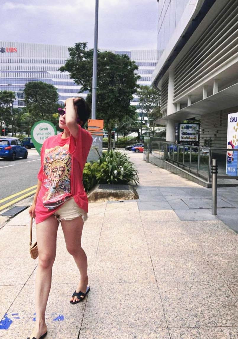 Dù rất mê mẩn item này nhưng mặc đẹp hay không lại là vấn đề khác. Bởi sau nhiều lần mắc lỗi với chiếc quần hot pants khiến người nhìn ái ngại thì có vẻ như hot girl Trâm Anh đã rút ra được bài học kinh nghiệm cho mình, để tránh phản cảm và hớ hênh khi diện chiếc quần có độ dài khiêm tốn này.