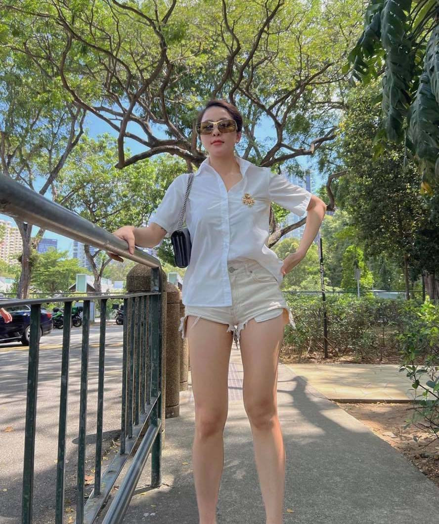 Trong đó, một item quen thuộc của cô đó là chiếc quần hot pants được mix cùng chiếc áo nhún màu hồng đã làm nổi bật nhan sắc cùng vóc dáng nuột nà của hot girl Thanh Hoá.