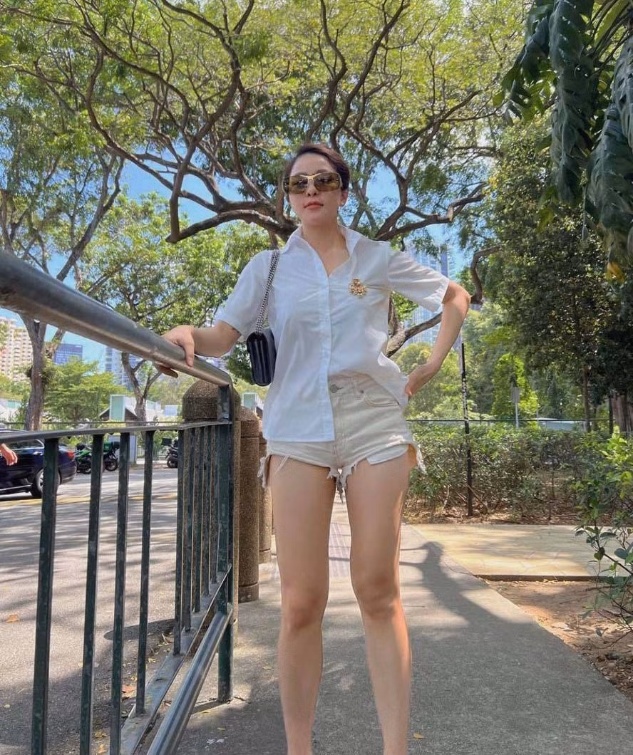 Trong đó, một item quen thuộc của cô đó là chiếc quần hot pants được mix cùng chiếc áo nhún màu hồng đã làm nổi bật nhan sắc cùng vóc dáng nuột nà của hot girl Thanh Hoá.