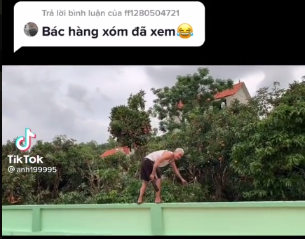 Sau khi chứng kiến màn khoe ăn vải chùa, dân mạng để lại bình luận dưới clip của cô gái rằng: "Kiểu gì bác hàng xóm hàng xóm cũng phát hiện ra".