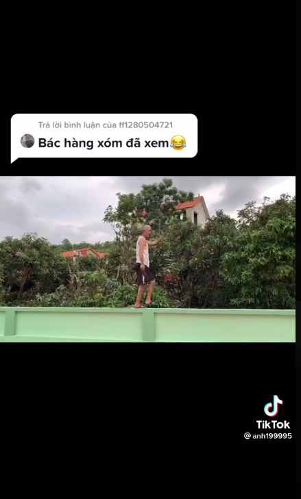 Cụ thể dân mạng bình luận: "Bác rút kinh nghiệm nhé, ăn vải nhà hàng xóm thì phải xin người ta trước tiếng", "Là tôi tôi cũng chặt bớt cho đỡ phiền, bác làm clip qua xin lỗi người ta đi"...