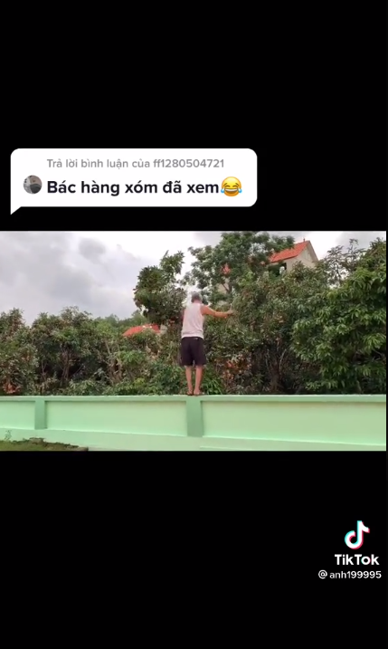 Dưới phần bình luận trong clip, dân mạng để lại những lời nhắn cho cô gái như muốn ăn thì sang xin bác hàng xóm hay thích thì ra chợ mua mà ăn.