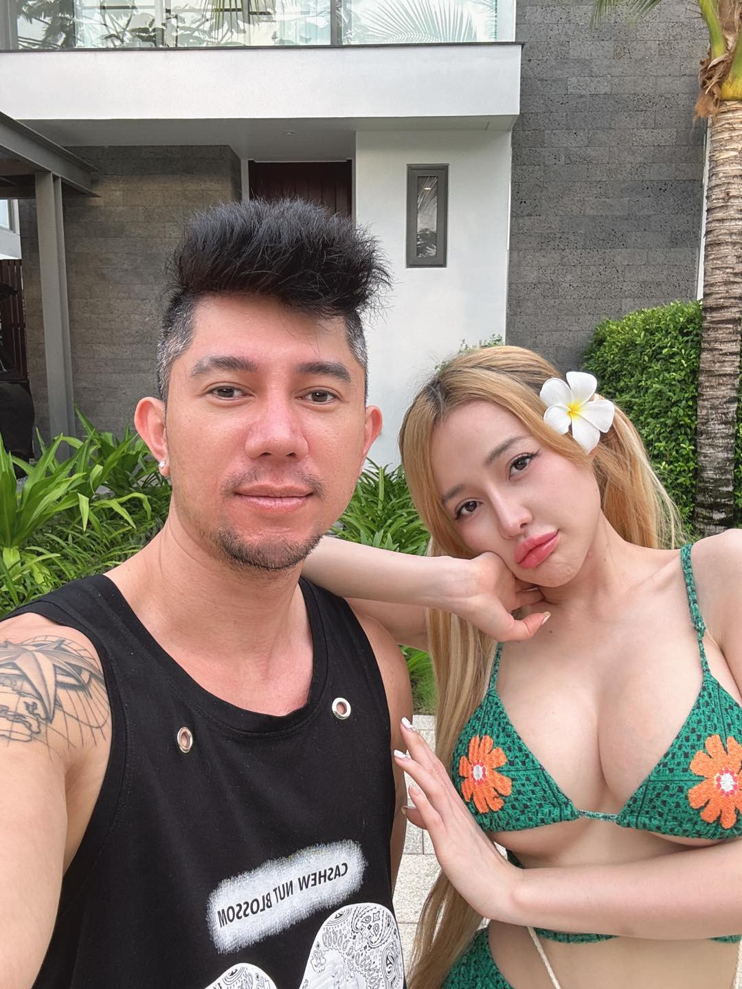 Không dừng lại ở đó, Ngân 98 còn hát lại đoạn điệp khúc của ca khúc này để "cà khịa" chồng một cách hài hước. Hành động này của cô nàng đã khiến dân mạng vô cùng thích thú và chia sẻ rầm rộ trên các diễn đàn.