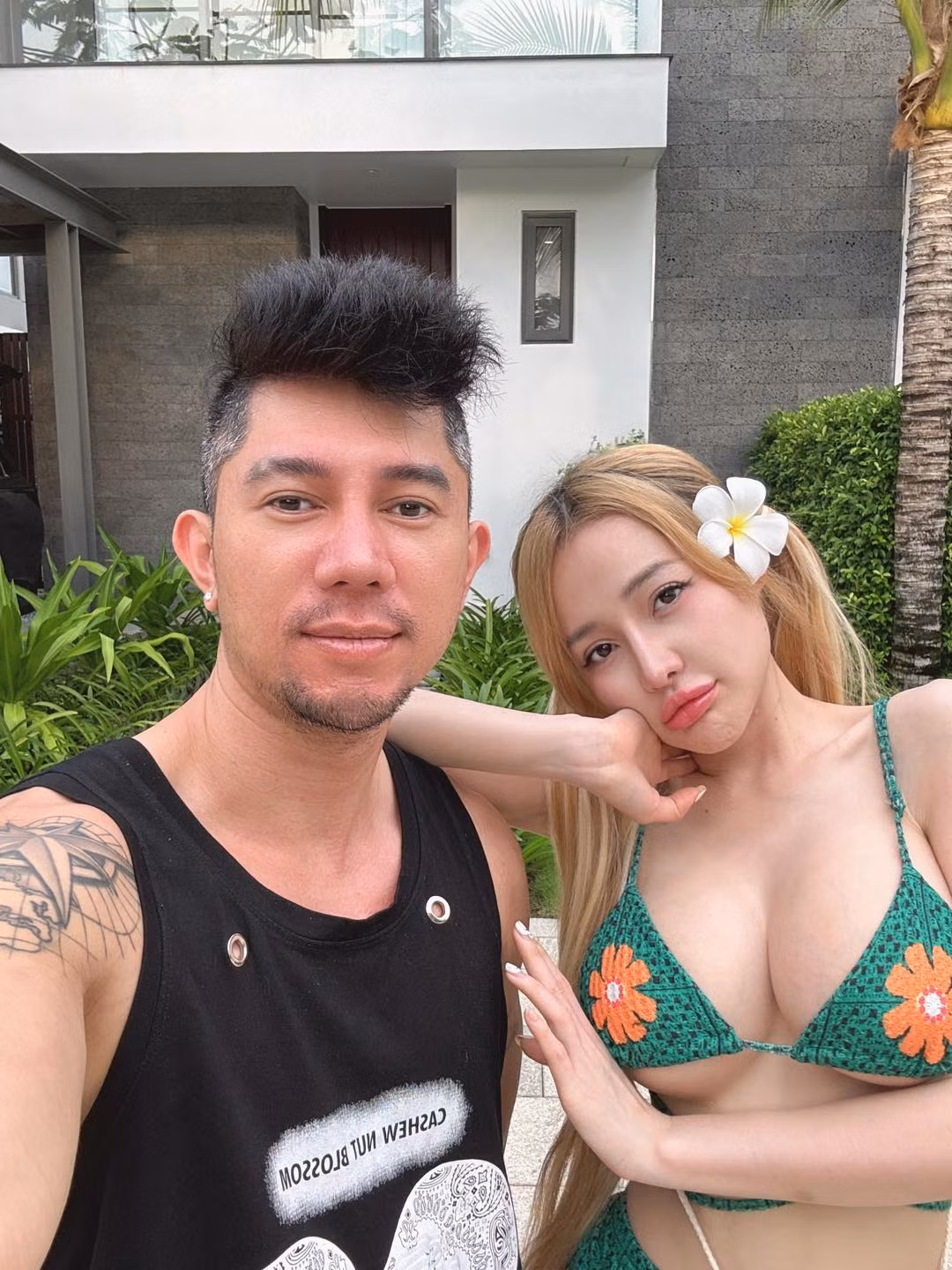 Không dừng lại ở đó, Ngân 98 còn hát lại đoạn điệp khúc của ca khúc này để "cà khịa" chồng một cách hài hước. Hành động này của cô nàng đã khiến dân mạng vô cùng thích thú và chia sẻ rầm rộ trên các diễn đàn.