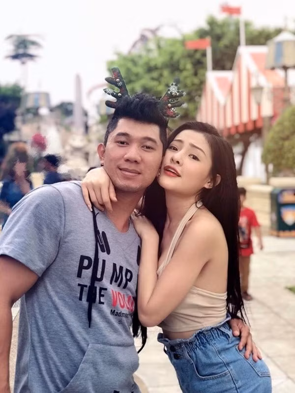 Dù vậy, Ngân 98 vẫn không quên "hờn dỗi" vì ảnh cưới quá cũ, không còn đẹp. Cô dí dỏm gọi chồng là "chú" và nhắc lại cách xưng hô đặc biệt của mình dành cho người bạn đời hơn 16 tuổi.