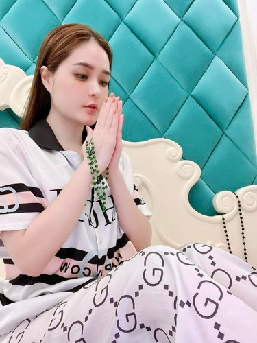 Di Băng giải thích thêm có nhiều người cho rằng việc khoe đi từ thiện là để "câu view câu like" nhằm mục đích kinh doanh online: "Các bạn nghĩ như vậy rất ích kỷ, tôi bỏ ra 1 tỷ làm từ thiện chưa nghĩ đến những cái đó và khi các bạn nhắc tôi mới thấy thấy bản thân mình xứng đáng được như vậy. Tôi bỏ con, bỏ công việc, lãnh đạo địa phương đã có quyết định đồng ý cho tôi 30 ra miền Trung hỗ trợ người dân rồi, tôi nghĩ mình đáng được như thế".