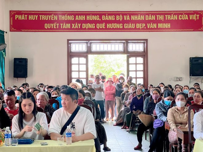 Sau khi hỏi thăm tình hình của người dân qua lãnh đạo địa phương, vợ chồng nữ đại gia quyết định hỗ trợ 300 hộ bị ảnh hưởng: "Tại Cửa Việt có tổng cộng 300 hộ dân bị ảnh hưởng do lốc xoáy mưa bão, Băng cùng các bạn trong đoàn quyết định hỗ trợ như sau: Hộ bị ảnh hưởng nhẹ: 1 triệu/hộ;..