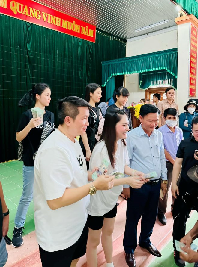 Trước đó, Đoàn Di Băng liên tục theo dõi tình hình bão và bày tỏ sự lo lắng cho người dân miền Trung. Cô tuyên bố trên Facebook cá nhân rằng đang liên hệ với lãnh đạo địa phương xin phép để đến tận nơi hỗ trợ người dân và không kêu gọi quyên góp mà chỉ làm từ thiện bằng tiền cá nhân.