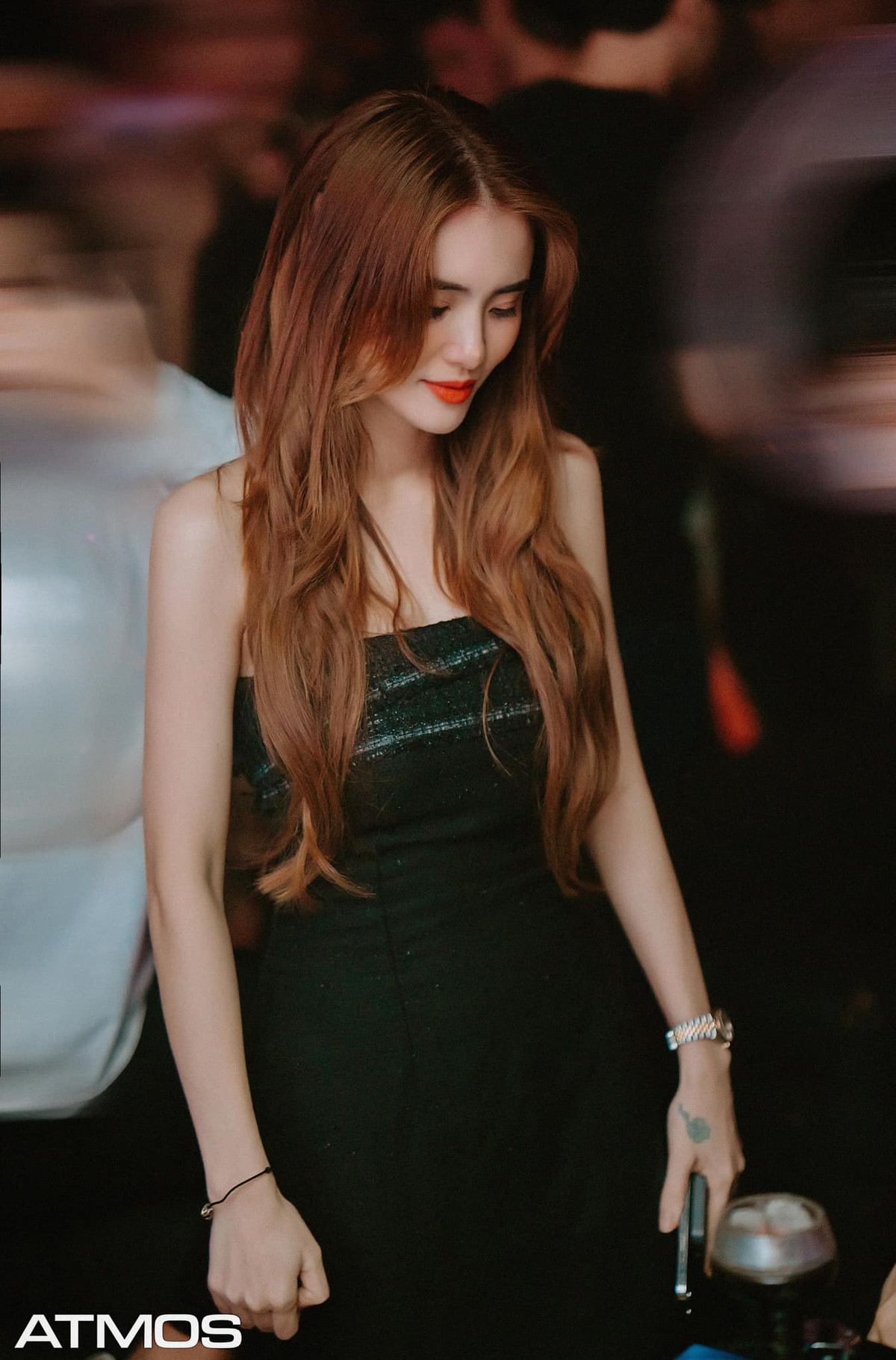 Trên trang cá nhân, Khánh Chi khoe vóc dáng thon gọn, gợi cảm.