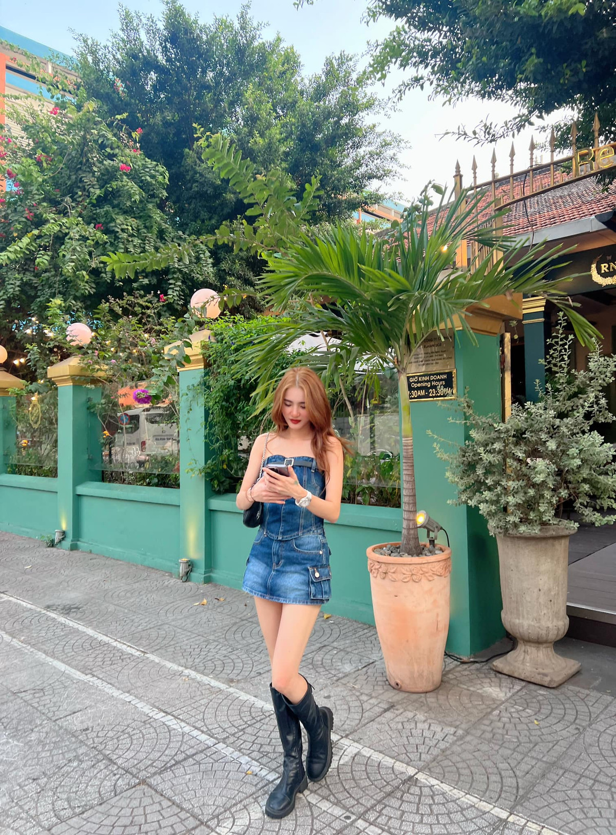 Dưới bình luận, nhiều người dành lời khen cho Khánh Chi: "Hot quá chị ơi", "Cái tướng đẹp dữ vậy trời", "Xuất sắc em ơi", "Nữ hoàng của biển cả"...