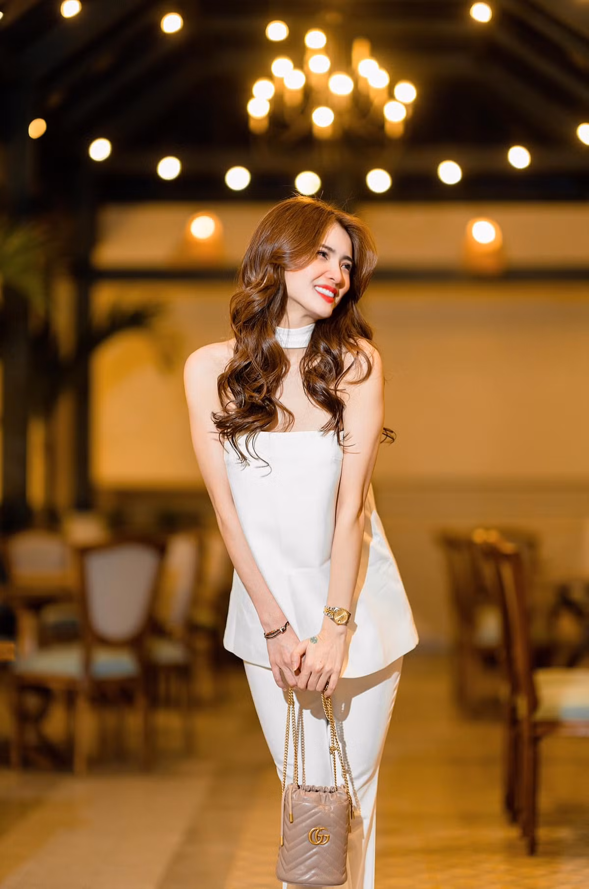 Ở thời điểm nổi tiếng, ngoài thời gian học tập ở trường, Khánh Chi cũng thử sức bản thân ở vai trò người mẫu ảnh, ca sĩ.