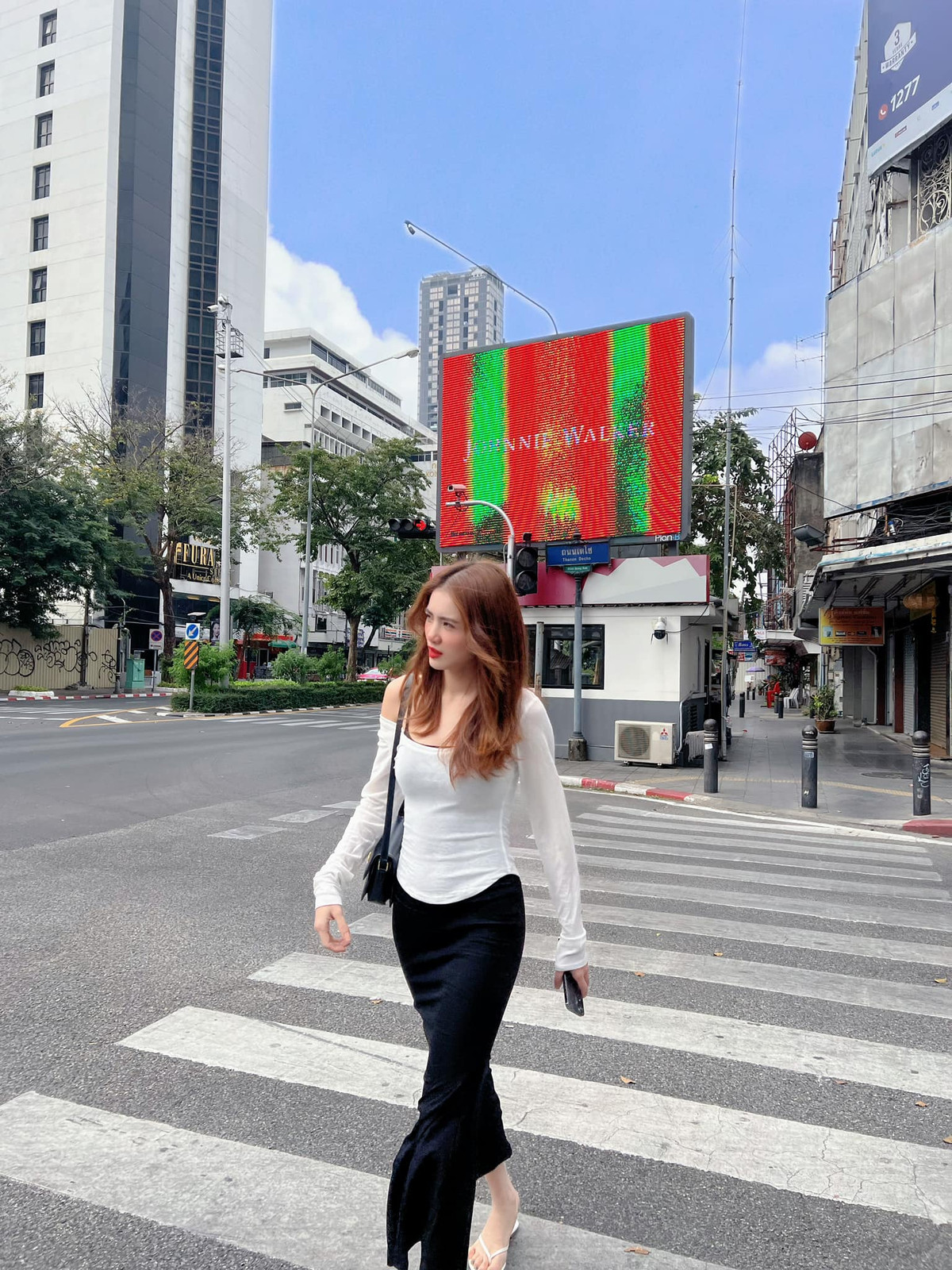 Kết thúc cuộc hôn nhân không trọn vẹn và quyết định làm mẹ đơn thân, Khánh Chi đã sang Singapore làm việc, gửi con cho ông bà ngoại chăm sóc. Ở nơi đất khách quê người, hot mom từng tâm sự nhận được rất nhiều lời mời đi hát tại các quán bar, câu lạc bộ sang trọng.