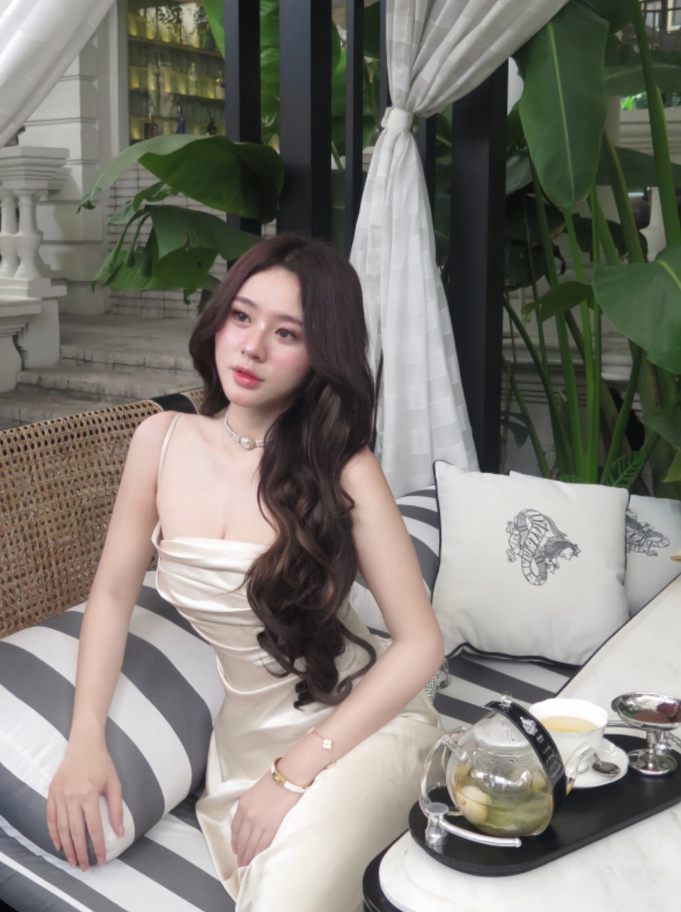 Hồng Hân quyết tâm giảm cân. Trong suốt hành trình đó, Hân đã thử qua rất nhiều bộ môn thể dục khác nhau như tập gym, tập cardio và nhiều chế độ ăn uống như: Keto, ăn gián đoạn 16:8, thâm hụt calo… Kết quả, cô bạn đã giảm 20kg trong vòng 6 tháng. Nhờ vậy không chỉ vóc dáng gọn gàng hơn mà cả sức khỏe và tinh thần tốt lên, lối sinh hoạt của cô cũng lành mạnh hơn.