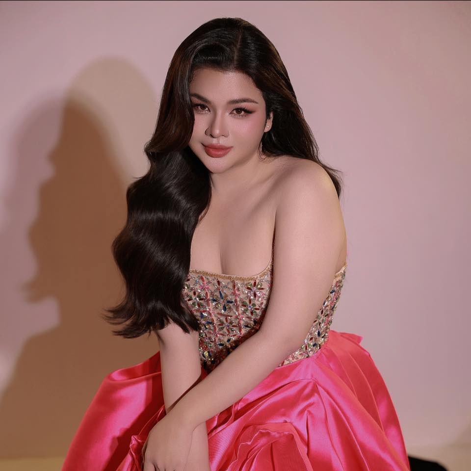 Hiện tại, cân nặng của Huy Hoàng ở mức khoảng 85kg cùng chiều cao 1m70. Bên cạnh đó, Huy Hoàng có khéo léo lựa chọn những bộ trang phục tôn dáng, khoe được thắt eo, tỷ lệ cơ thể đẹp nên vẫn luôn hút mắt mỗi khi xuất hiện. Huy