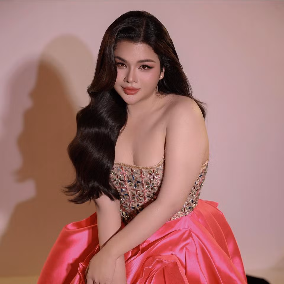 Hiện tại, cân nặng của Huy Hoàng ở mức khoảng 85kg cùng chiều cao 1m70. Bên cạnh đó, Huy Hoàng có khéo léo lựa chọn những bộ trang phục tôn dáng, khoe được thắt eo, tỷ lệ cơ thể đẹp nên vẫn luôn hút mắt mỗi khi xuất hiện. Huy