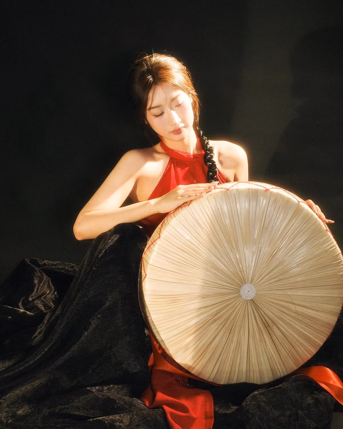 Quá trình thay đổi của Thanh Hiền bắt đầu từ tháng 4/2024 với việc giảm cân. Đến cuối tháng 6, sau khi đã giảm 11kg trong khoảng 2 tháng, cô nàng bắt đầu lên mạng thực hiện hành trình 100 ngày lột xác của mình.