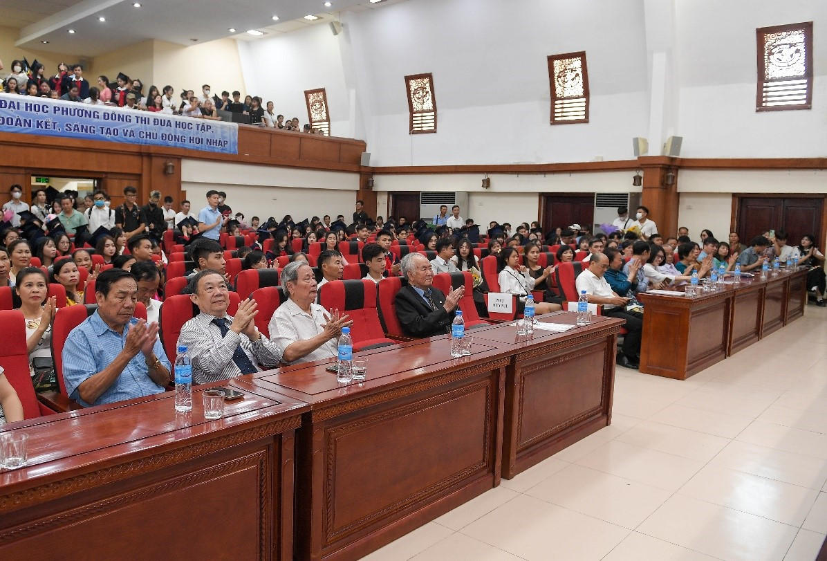 Gan 800 sinh vien DH Phuong Dong rang ro trong ngay tot nghiep