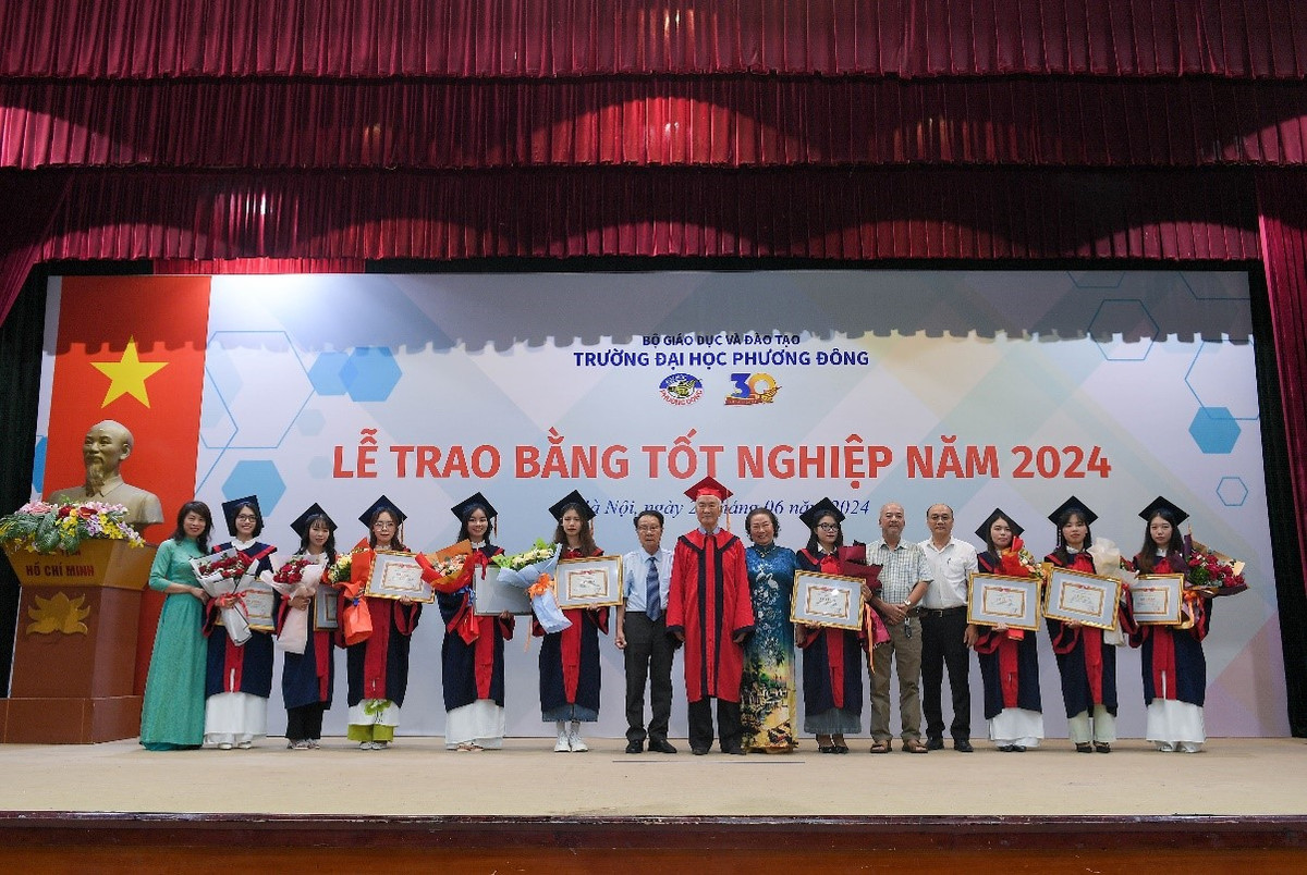 Gan 800 sinh vien DH Phuong Dong rang ro trong ngay tot nghiep-Hinh-7