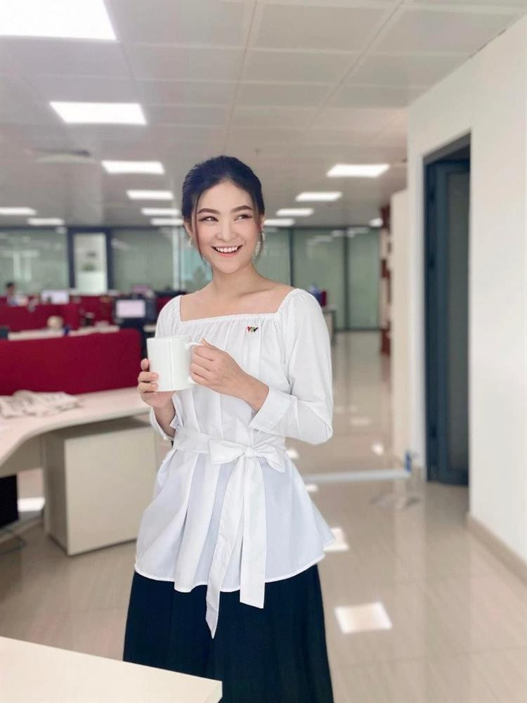 Cẩm Tú đã nỗ lực rất nhiều trong hành trình tại VTV. Cô thổ lộ: "4 năm ở VTV đã cho Tú trải qua khoảng thanh xuân rực rỡ, khi được gặp những anh chị giỏi nghề, được rèn luyện ở một trong những môi trường truyền hình chuyên nghiệp và thử thách nhất. Để rồi, giúp Tú nhận ra còn quá nhiều điều Tú muốn trải nghiệm, tìm hiểu và nghiên cứu chuyên sâu hơn trong lĩnh vực báo chí. Khép lại hành trình ở VTV, nhưng chặng đường theo nghề báo của Tú chắc chắn chưa dừng lại, chỉ là chuyển sang hướng đa nền tảng và học thuật hơn mà thôi".