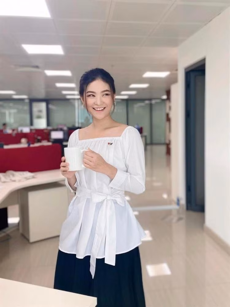 Cẩm Tú đã nỗ lực rất nhiều trong hành trình tại VTV. Cô thổ lộ: "4 năm ở VTV đã cho Tú trải qua khoảng thanh xuân rực rỡ, khi được gặp những anh chị giỏi nghề, được rèn luyện ở một trong những môi trường truyền hình chuyên nghiệp và thử thách nhất. Để rồi, giúp Tú nhận ra còn quá nhiều điều Tú muốn trải nghiệm, tìm hiểu và nghiên cứu chuyên sâu hơn trong lĩnh vực báo chí. Khép lại hành trình ở VTV, nhưng chặng đường theo nghề báo của Tú chắc chắn chưa dừng lại, chỉ là chuyển sang hướng đa nền tảng và học thuật hơn mà thôi".