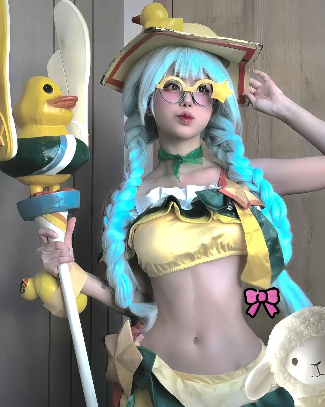 Với những bức ảnh cosplay đăng trên trang cá nhân, Yugi có phần quá "khiêu khích" và không phù hợp.