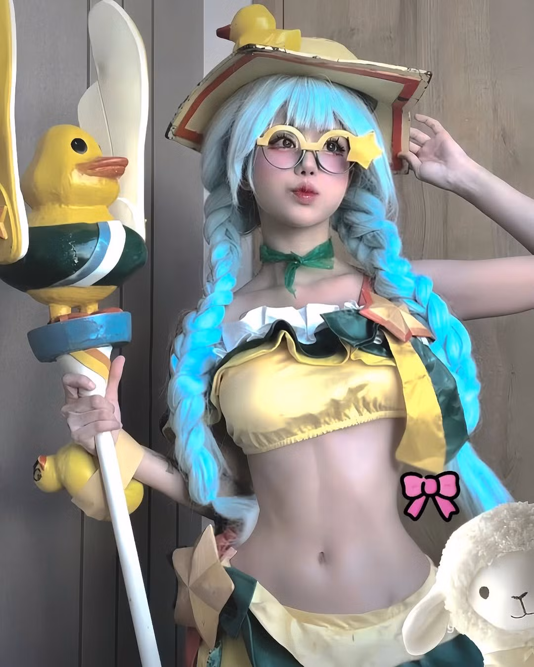 Với những bức ảnh cosplay đăng trên trang cá nhân, Yugi có phần quá "khiêu khích" và không phù hợp.