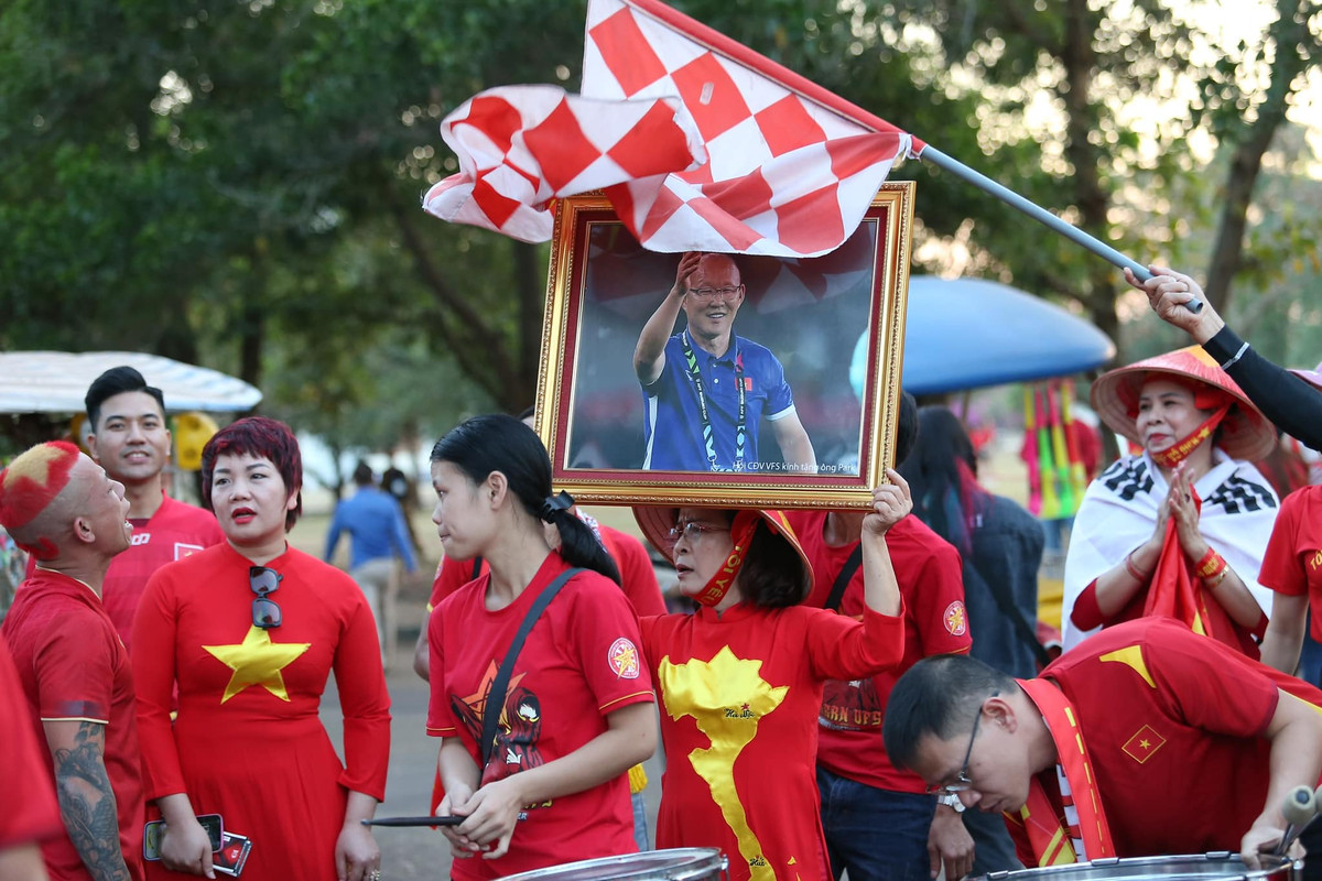 Lao 0-6 Viet Nam: “Chien binh Sao Vang” thi uy tai AFF CUP 2022-Hinh-21