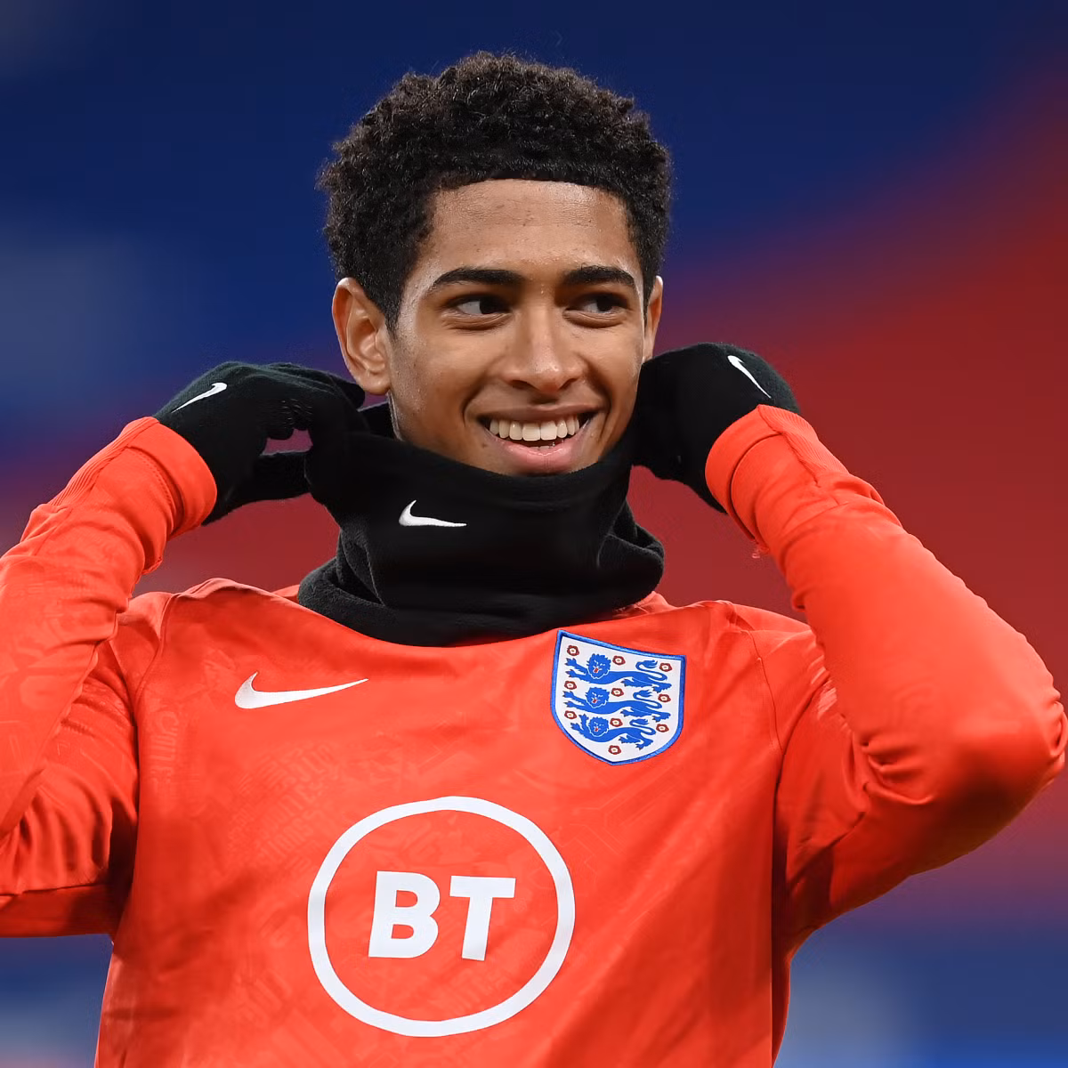 Bellingham khép lại trận đấu đó với nhiều đường chuyền chính xác nhất (41/45, đạt tỷ lệ 91%), nhiều đường chuyền ở 1/3 cuối sân nhất, tắc bóng thành công nhiều nhất (4) và cũng thắng tranh chấp tay đôi nhiều hơn bất kỳ cầu thủ nào khác trên sân (8). Đáng ngạc nhiên, đó mới là lần đá chính thứ 8 của anh cho tuyển Anh.