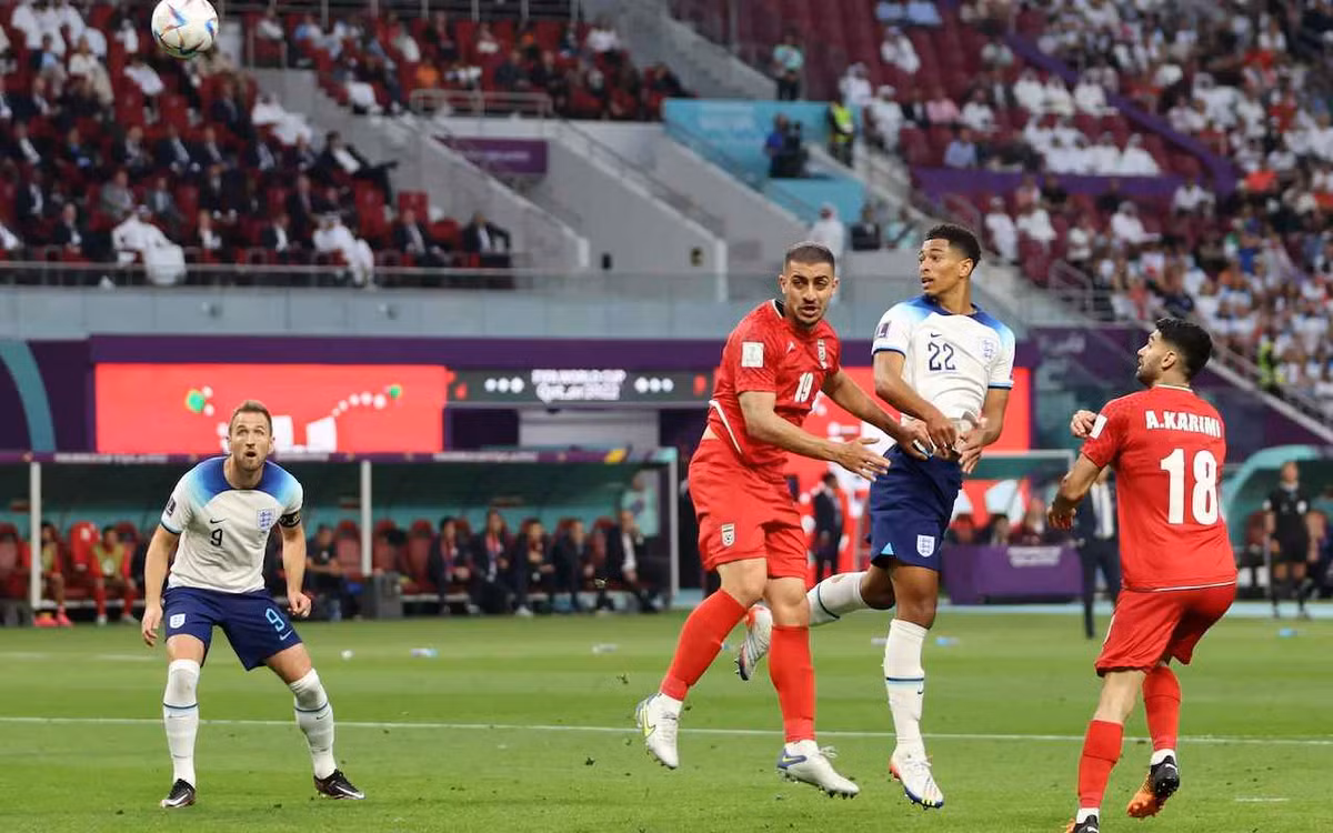 Từ pha tạt bóng của Shaw, Jude Bellingham bật cao, đánh đầu lái bóng hiểm hóc khiến thủ thành Hosseini chỉ biết đứng nhìn bóng bay vào lưới. Tỷ số của trận đấu ĐT Anh 1-0 ĐT Iran ở phút 34.