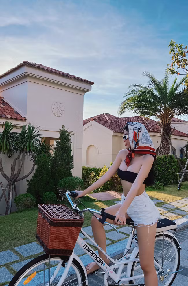 Nhan sắc và cuộc sống hiện tại của "nàng dâu hào môn" thu hút sự quan tâm của đông đảo dân mạng.