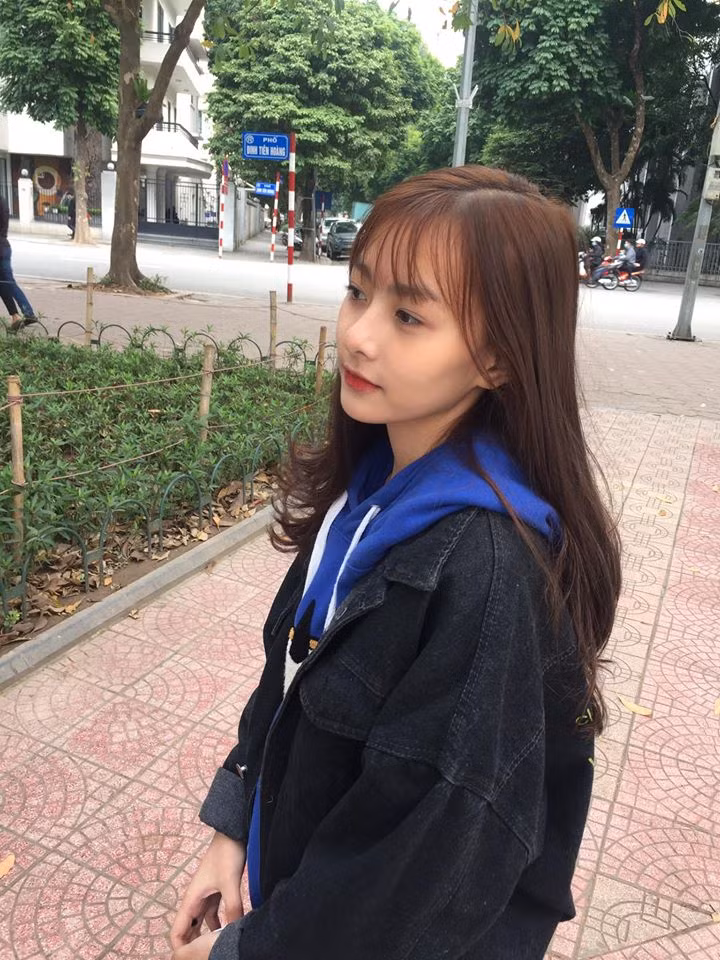 Dù chỉ xuất hiện với chiếc áo sơ mi trắng đồng phục giản dị nhưng Hà Anh vẫn khiến không ít người nháo nhào truy tìm thêm thông tin của mình.