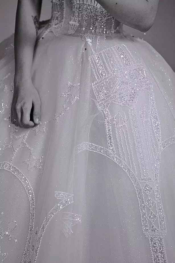 Chiếc váy được thực hiện tỉ mỉ trong vòng 5 tháng trước ngày cưới. Điểm nhấn trong mẫu thiết kế là những lâu đài xa hoa, tráng lệ được thêu thủ công và đính pha lê cầu kỳ.