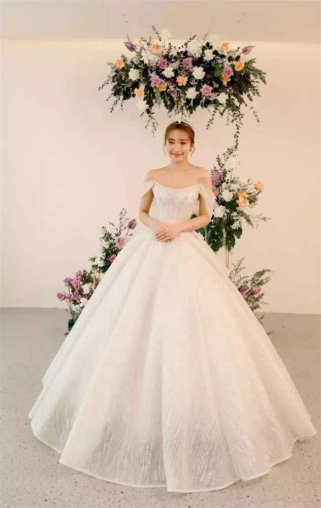 Mẫu váy cuối cho đám cưới Đồng Tháp có đuôi váy xếp tầng, phom dáng công chúa với tay trễ và đính kết nhẹ nhàng.