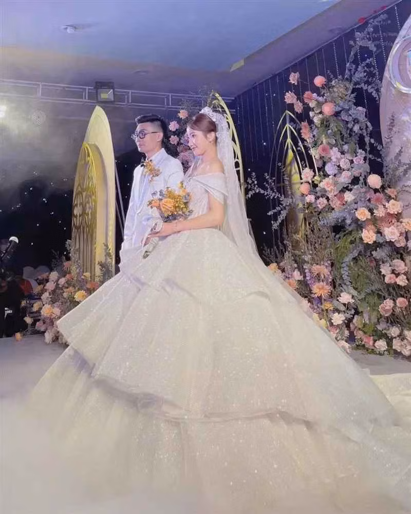 Mới đây, hot Tiktoker Lê Thị Khánh Huyền ( Huyền 2K4)vừa tổ chức đám cưới với thiếu gia Đồng Tháp "Bụt" Duy Nhỏ - tình cũ của streamer Linh Ngọc Đàm.