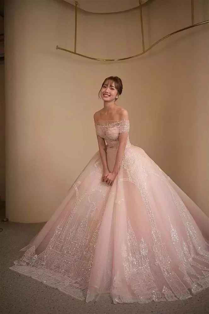 Tuy nhiên, trang phục dành cho đám cưới ở Đồng Tháp trước đó mới thực sự là "cực phẩm". Với tên gọi Aurora, chiếc váy cưới được lấy cảm hứng từ câu chuyện của nàng công chúa ngủ trong rừng.