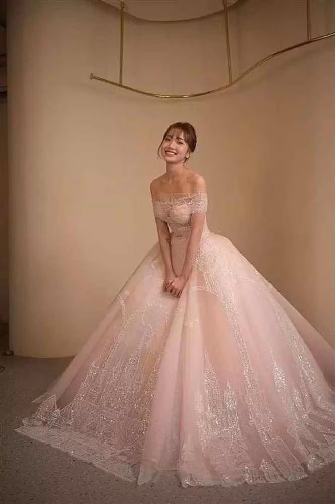 Tuy nhiên, trang phục dành cho đám cưới ở Đồng Tháp trước đó mới thực sự là "cực phẩm". Với tên gọi Aurora, chiếc váy cưới được lấy cảm hứng từ câu chuyện của nàng công chúa ngủ trong rừng.