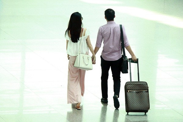 Với nhiều người cái nắm tay quá bình thường nhưng khi gặp giông bão, cái nắm tay như của Công Vinh dành cho Thủy Tiên không chỉ là theo thói quen mà nó như một điểm tựa của sự an toàn và lời khẳng định "dù có ra sao, dù có chuyện gì xảy ra chúng ta cũng cùng nhau đối mặt".