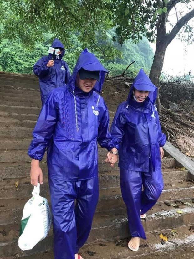 Đôi lúc, nghe rõ mồn một nam cầu thủ lớn tiếng: "Mẹ cầm túi của mẹ đi", "Mẹ tránh ra ba làm cho". Thế nhưng có lẽ kể từ khi vướng ồn ào này, Công Vinh vẫn luôn là người kề cạnh, bảo vệ, thậm chí thay mặt vợ đứng ra giải quyết những rắc rối sau chuyến đi thiện nguyện miền Trung.