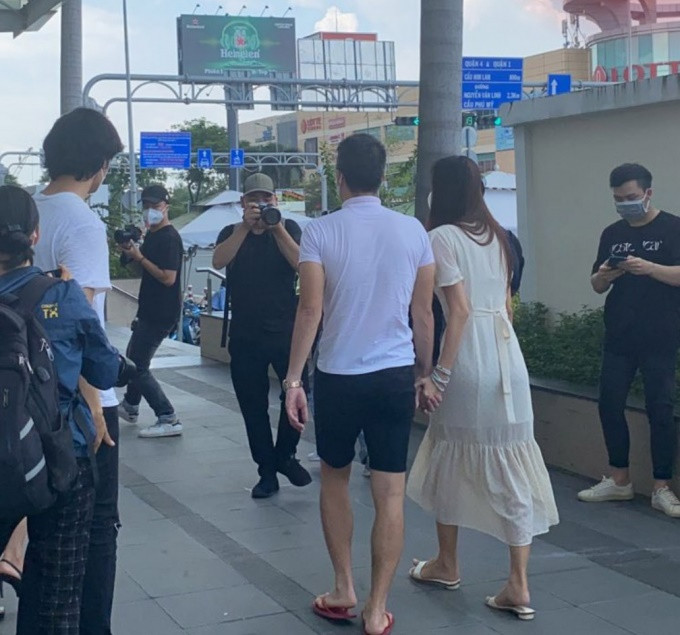 Bên cạnh việc "hóng" xem có chi tiết gì mới không, nhiều người chú ý tới chi tiết nhỏ nhưng đặc biệt ấn tượng, đó là Công Vinh nhiều lần nắm chặt tay Thủy Tiên, cô ca sĩ đang bị vướng vào thị phi, bị đồn ăn chặn hàng trăm tỷ tiền thiện nguyện.